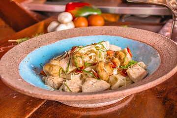 Platos de comida italiana en la mesa de un restaurante.