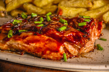 Platos de comida italiana en la mesa de un restaurante.