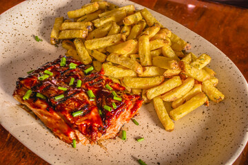Platos de comida italiana en la mesa de un restaurante.