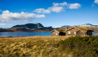 Fototapeta na wymiar Cottage at the Shore of Lake Vavatn, Hemsedal, Norway