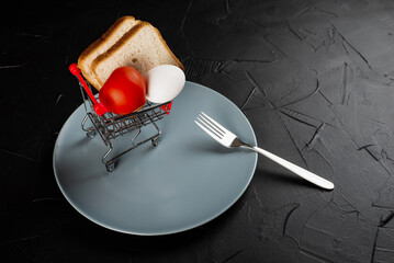 Basket with a minimum set of products. Hunger in the world