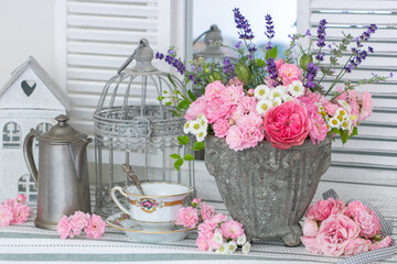 Arrangement mit Sommerblumen-Strauß in vintage Vase, vintage Kaffeekanne und Tasse