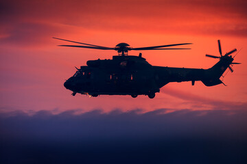 Helikopter ratunkowy, śmigłowiec na tle zachodzącego słońca