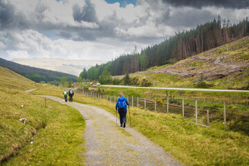 Walkers on the West Highland Way between Tyndrum and the Bridge of Orchy. - obrazy, fototapety, plakaty