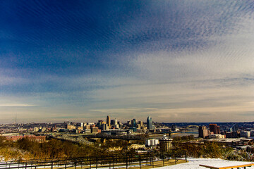 Fototapeta premium Cincinnati, Ohio seen after a light snow from Devou Park, Kentucky