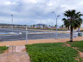 Obraz premium Empty parking lot with sunrise sky in the background