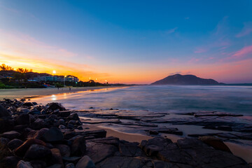 Florianópolis e o seu belo pôr do sol e as rochas na costa da Praia do Santinho Santa Catarina, Brasil, florianopolis