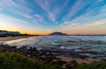 mar revolto e o pôr do sol con nuvens na Praia do Santinho Santa Catarina, Brasil, florianopolis