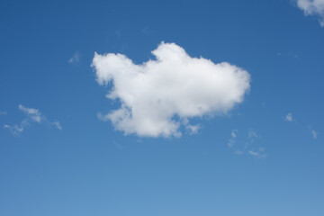 Vista do céu azul com nuvens.