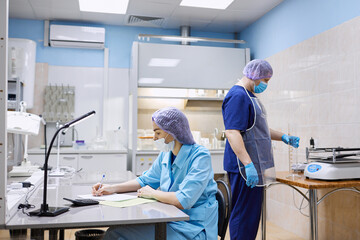 Obraz premium Scientists work in the laboratory. Remove the biomaterial from the freezer