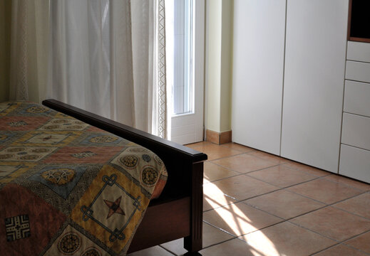 interni camera da letto luce che entra dalla tenda della finestra 
