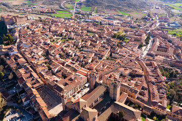 Obraz premium Drone photo of Spanish city Siguenza, Castile-La Mancha. Tiled rooftops of residential buildings and Cathedral visible from above.