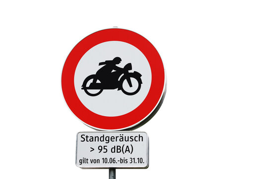 Schild mit Fahrverbot für zu laute Motorräder in Tirol in Österreich
