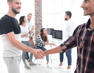 Obraz premium handshake between the designer and the client