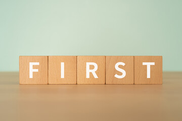 「FIRST」と書かれたブロック