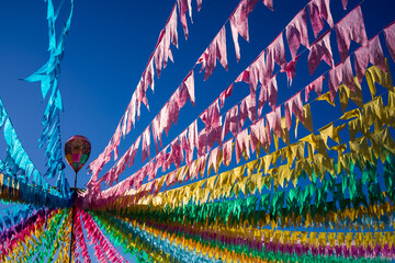 bandeiras coloridas e balão decorativo de festa junina no brasil