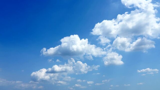 白い雲のある青空のタイムラプス