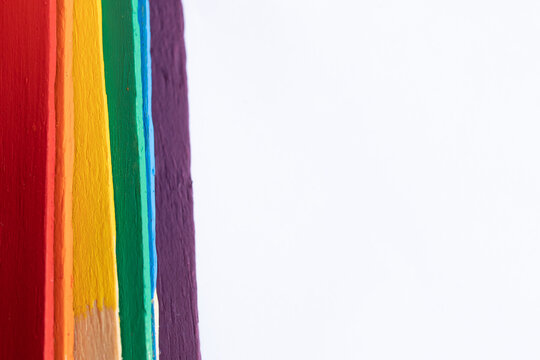 seis palos de madera, batelenguas, arcoiris multicolor sobre base de m&aacute;rmol clara