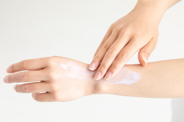 日焼け止めを塗る手元　Sunscreen