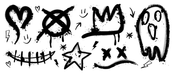 Set aus schwarzem Graffiti-Spray. Sammlung von Pfeil, Totenkopf, Herz und Symbolen mit Sprühtextur und Schablonenmuster. Elemente auf weißem Hintergrund für Banner, Dekoration, Straßenkunst und Anzeigen. © TWINS DESIGN STUDIO