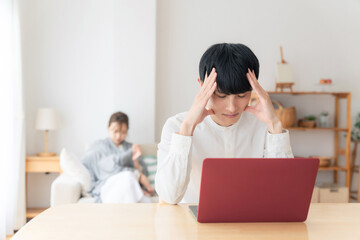 在宅勤務で悩む抱える男性