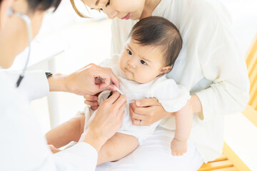赤ちゃんを診察する医師　小児科医　乳幼児検診