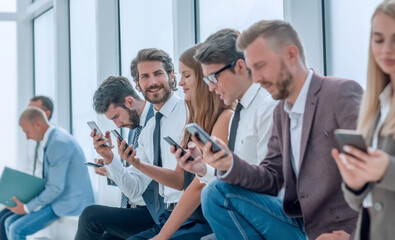 Obraz premium group of diverse young people sitting in the office lobby