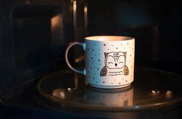 Tazá de café en un horno de microondas 