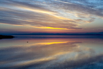 Fototapeta na wymiar Sonnenuntergan an einem See 3