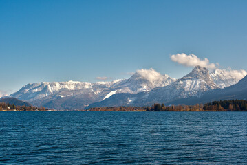 Gebirgskette mit See und Wolken 2