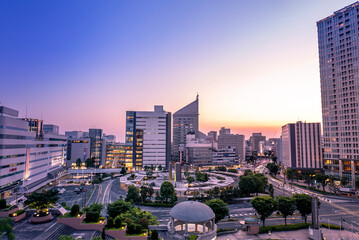 Fototapeta na wymiar 静岡県浜松市のJR浜松駅北口のよく晴れた夕方の市街地風景