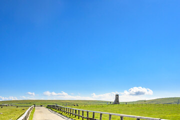 Fototapeta premium 美ヶ原高原 遊歩道 美しの塔
