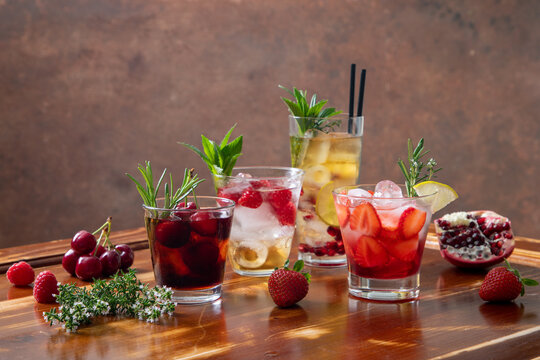 bevande e cocktail con frutta fresca e ghiaccio
