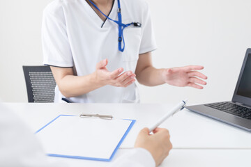 .医師から指示を受けたり会話する医療従事者