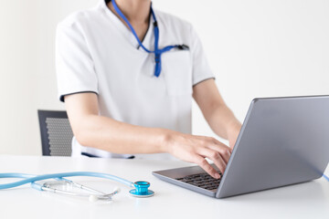 パソコンを操作している病院で働く医療従事者