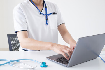 .パソコン検索、入力、オーダーをする看護師