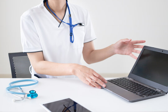 .タブレットやパソコンを使う医療従事者