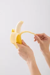 Foto auf Leinwand バナナの皮を剥く手元　banana © 健二 中村