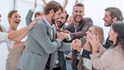 Obraz premium corporate group of employees applauding their colleague.