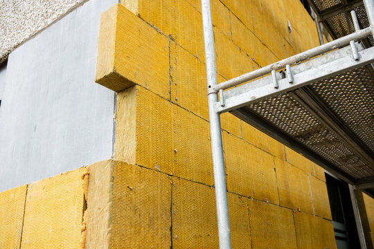 Dämmung einer Fassade mit Mineralfaserplatten