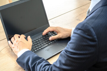 パソコン中のサラリーマン