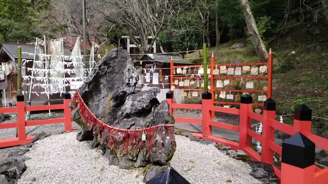 出雲大神宮日本の神社　縁結びの岩　スローモーション