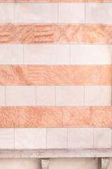 White and orange marble. Marble facade. Weißer und oranger Marmor. Fassade aus Marmor.