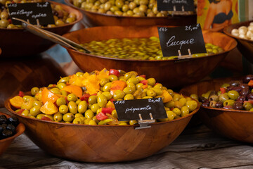 vente d'olives marinées sur un marché