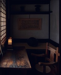 窓から差し込む光に照らされるレトロな木製の机とイス