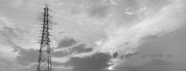 空と雲 鉄塔と電線 モノクロ