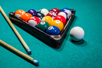 Billiard balls on the table and the player's hands are preparing to strike in the start mode.