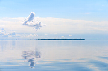 Wolkenspiegelung auf dem Wasser