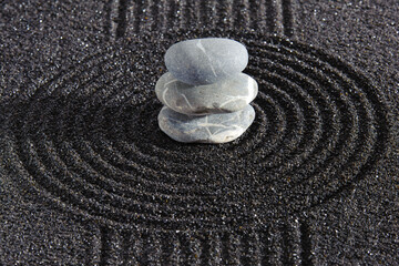 Japanischer ZEN Garten mit Yin Yang Stein in Sand