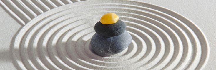 Fototapeta na wymiar Japanischer ZEN Garten mit Yin Yang Stein in Sand